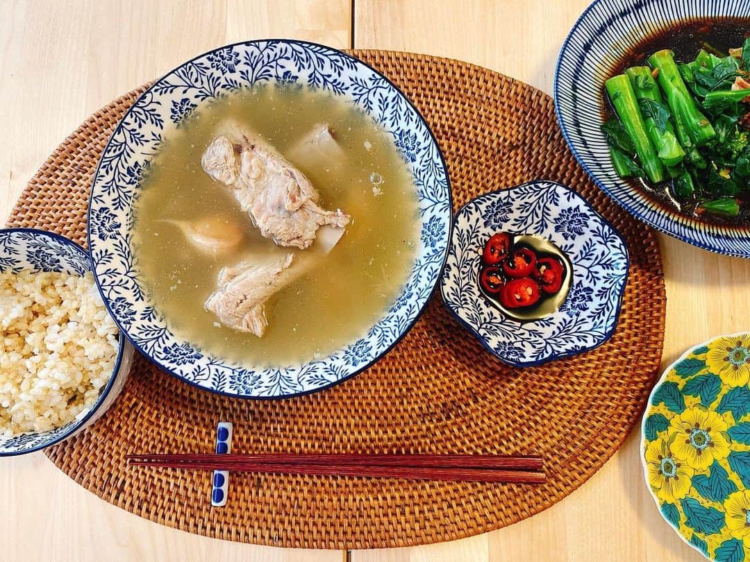 井端珠里さんのインスタグラム写真 - (井端珠里Instagram)「基本自炊ですが、デリバリーにもお世話になっています🥰 今晩は「ここが一番美味しい」と皆が言う、ソンファバクテーのバクテーをデリバリーしました🛵 美味しすぎて毎日食べたいくらい興奮した…美味しすぎる…！😭 大好きな玄米を炊いて🍚  #シンガポール#singapore  #grabfood #songfabakkutteh #ソンファバクテー #バクテー #早く食べたすぎてお箸揃ってないの気になる」4月18日 20時14分 - jullie8799