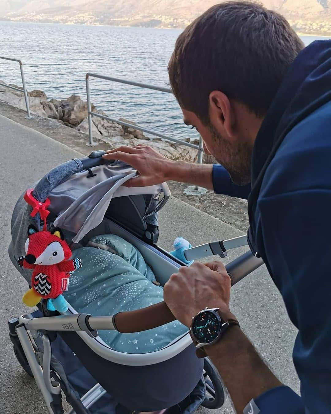 マリン・チリッチさんのインスタグラム写真 - (マリン・チリッチInstagram)「Daydreaming of walks along the water with my favorite crew 👨‍👩‍👦 but until then we'll #stayhome to #staysafe. What activity are you most looking forward to getting back to? 😃⠀ . ⠀⠀ . ⠀⠀ #stayhome #ostanidoma #staysafe #WatchGT2 #WithHuawei #huaweihrvatska @huaweimobilehrv #partner」4月18日 20時16分 - marincilic