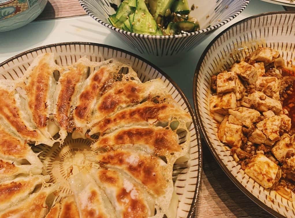 わちみなみのインスタグラム：「いつかの餃子たち。﻿ みんなで集まってご飯食べたいなーーーー🍚﻿ ﻿ 初めて白菜を入れてみました。﻿ 細かく刻んで、片栗粉でまぶして﻿ なんだかみずみずしいかんじで好きだった🥺﻿ ﻿ 今日はオートミール食べました。笑﻿ 明日とかYouTubeライブしようかな！﻿ ﻿ #餃子たち﻿ #麻婆豆腐　はじめての﻿ #ごはん　#おうちごはん　#餃子」