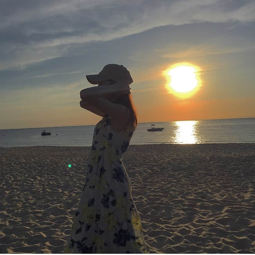 芥田愛菜美さんのインスタグラム写真 - (芥田愛菜美Instagram)「. sunset...＊ . #オーストラリア #モートン島」4月18日 20時38分 - mirumiru1019