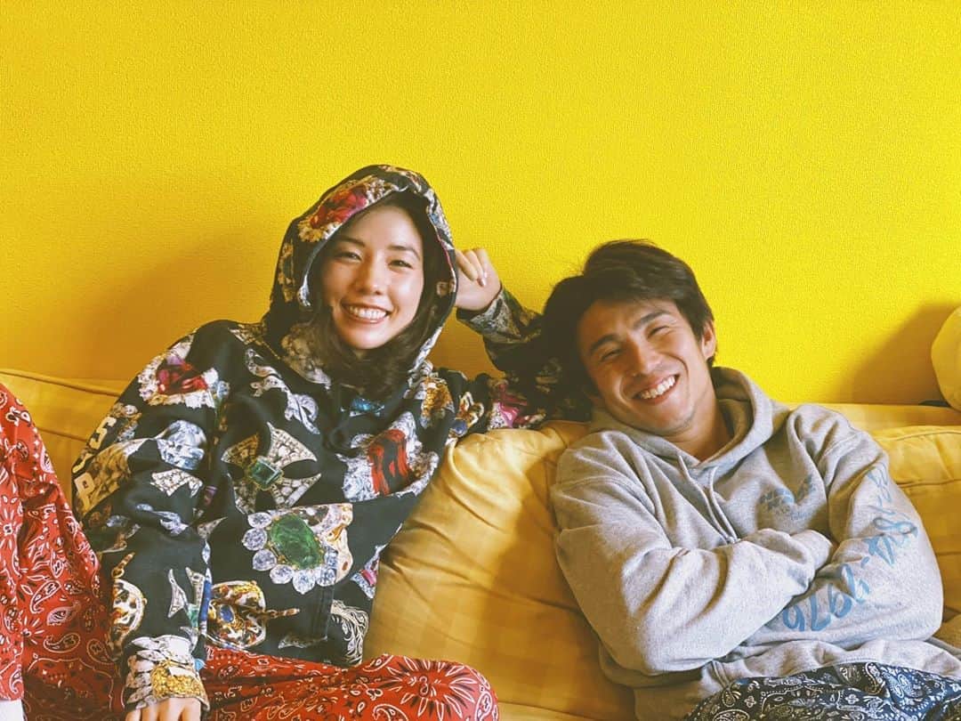 仲里依紗のインスタグラム：「2020.4.18 . 今日で結婚して7年がたちました❤️ 私の1番の親友マブダチで旦那様❣️のキツネさん🦊❣️❣️ 7年たった今でも、驚くほどのまめすぎる連絡とこのキツネ顔の笑顔で家族みんなをたくさん笑わせてくれてありがとう✨😁 . 相変わらず いつも時間ない時間ないってゆっくりご飯たべないのとか、30分以上前に現地に集合しちゃうのとか、大丈夫かな？大丈夫かな？と不安がるのとか、物をちゃんと探さないで無い！無い！と大騒ぎするのとか、たくさん面白いこといっぱい！ひっくるめて！それがあなた☺️ I love you🦊💕 . これからも家族みんなで おもいでたくさん つくりましょう👍 よろぴく〜😘 . #息子camera #おうち時間 #記念日ご飯がんばったおばさん #幸せ疲れ #22時からインスタライブするかも！？」