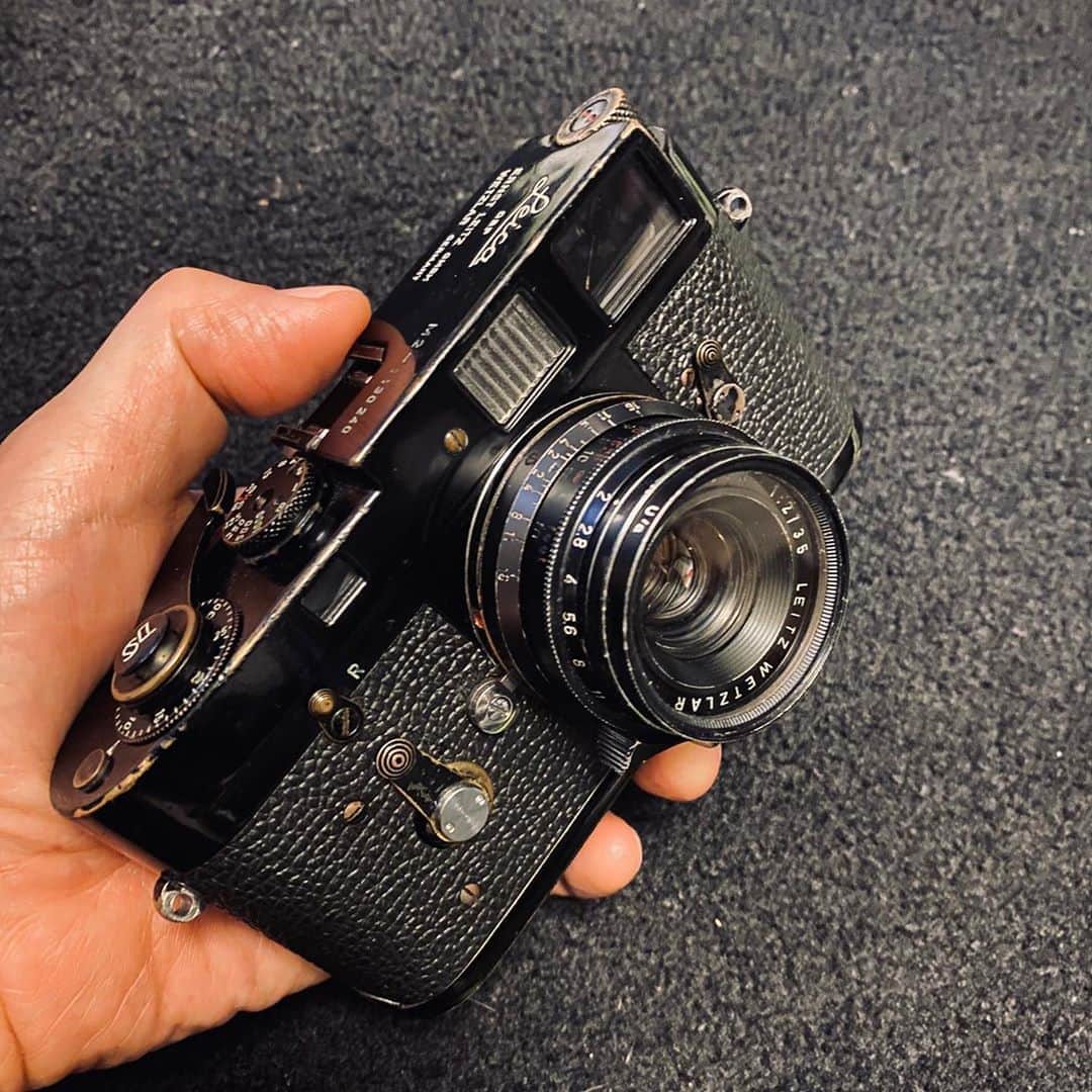 坂崎幸之助さんのインスタグラム写真 - (坂崎幸之助Instagram)「♪あ〜あの憧れのライカだぜ〜♬👍 ブラックボディのM2。1965年製。バリバリの現役。  #Leica #ライカM2 #ブラックペイント #ズミクロン35f2 #アンティークカメラ」4月18日 20時35分 - kohnosukesakazaki