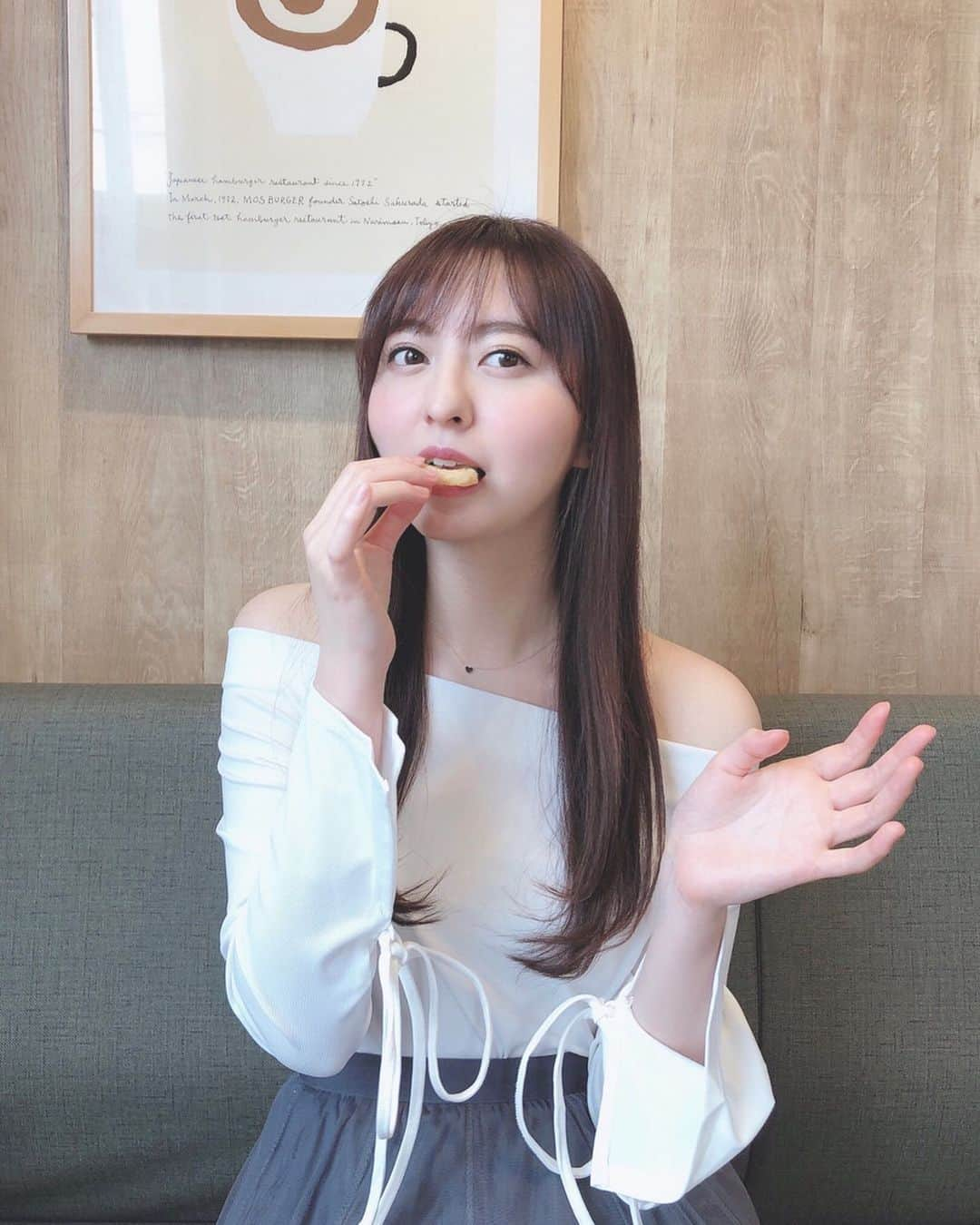 森保まどかさんのインスタグラム写真 - (森保まどかInstagram)「﻿ ﻿ ﻿ ポテトはモス、﻿ ハンバーガーはマック、﻿ オニオンリングはフレッシュネス、﻿ チキンはケンタッキーが好きです🤍﻿ ﻿ みんなは？﻿ ﻿ ﻿ ﻿ ﻿」4月18日 20時36分 - madokamera_48