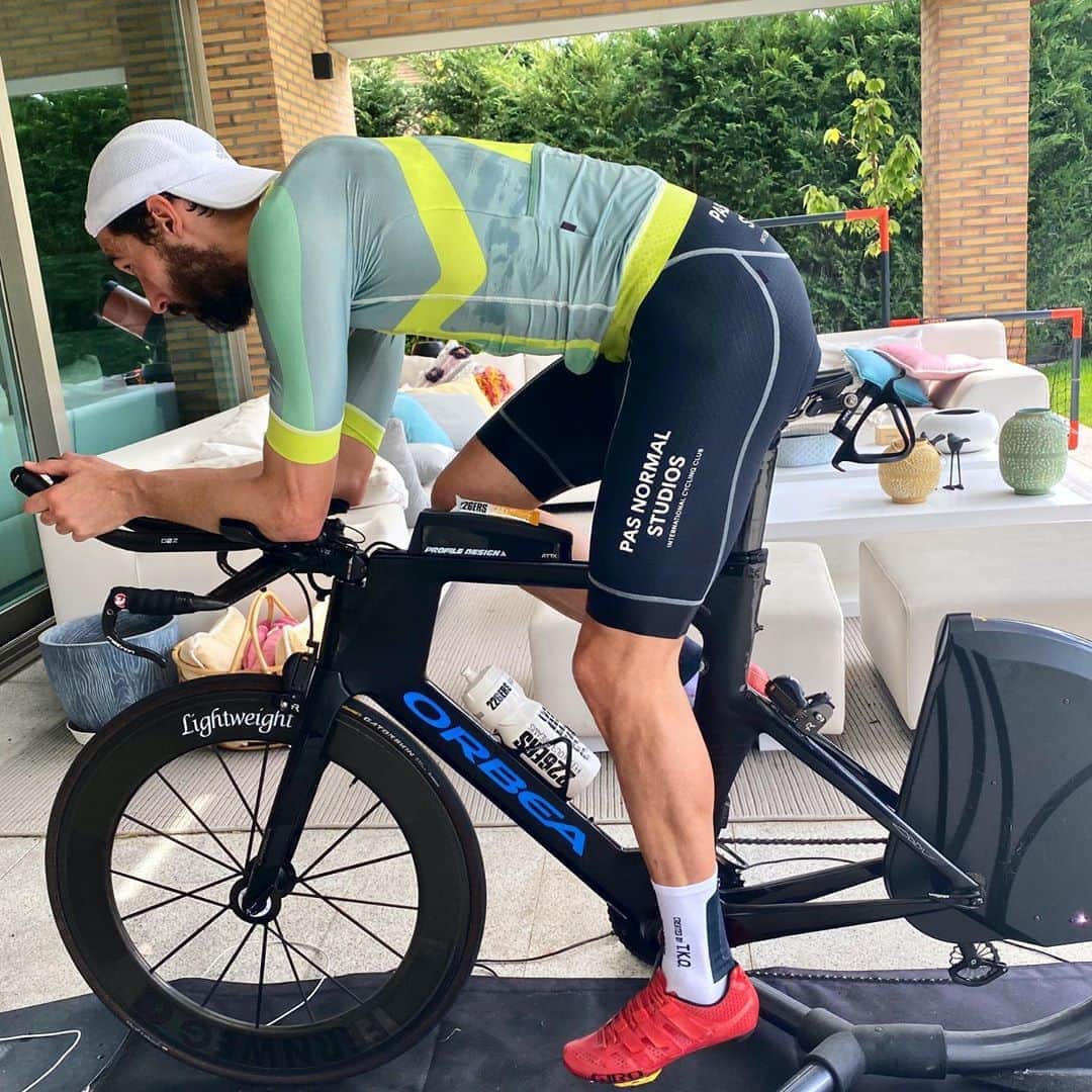 アルバロ・アルベロアのインスタグラム：「Hoy ha tocado salidita virtual y paliza con la @kapelmuur squad. Torturadores profesionales 🤣💪🏼🚵🏼」