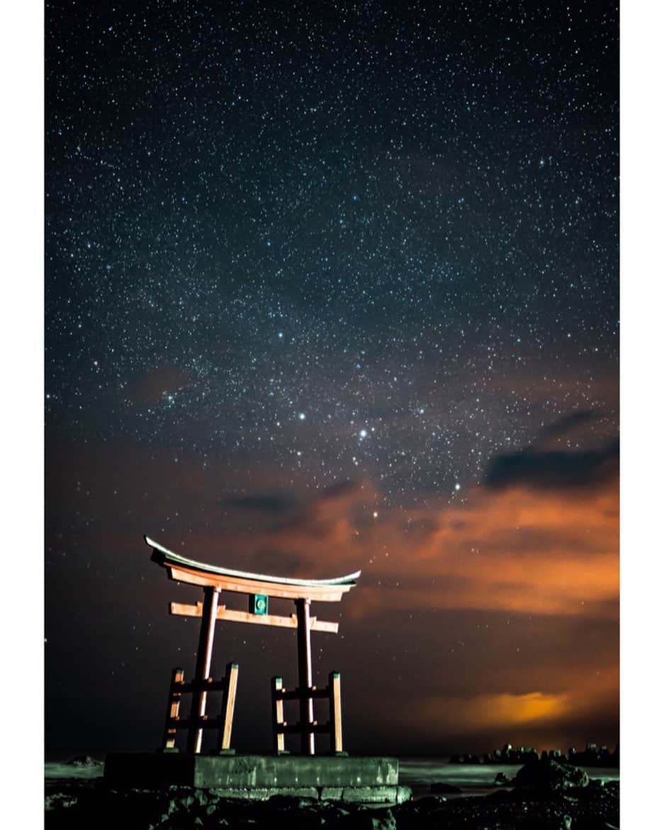 Hikaruのインスタグラム：「Darkness starry sky. . . #金比羅神社  #北海道 #instagram #東京カメラ部 #tokyocameraclub #natgeo #bealpha #sonyphotography #pashadelic #team_jp #bestjapanpics #natgeo #ig_japan #natgeoyourshot #yourshotphotographer #myrrs #hellofrom #naturephotography #ig_worldclub #1x #landscapephotomag #landscapelovers #lovers_nippon #visitjapanjp #bbctravel #art_of_japan #splendid_earth #日本の絶景 #ig_great_pics #BBCtravel」