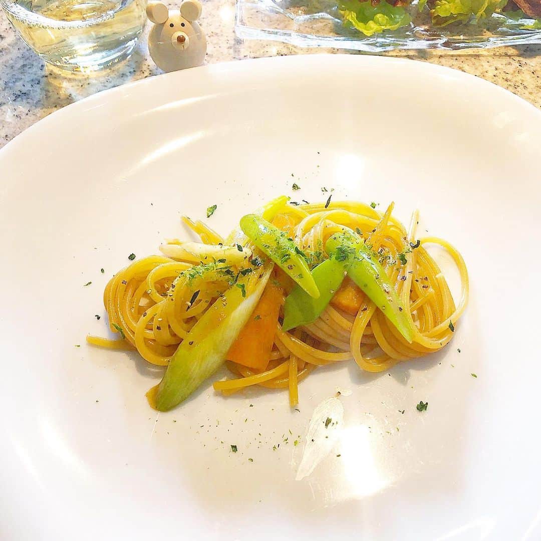 榊山敬代のインスタグラム：「🍝🔬… ・ 週末パスタの記録 画像は先週の模様  パスタが美味しすぎて 全く飽きない不思議に  どうしようと不思議の巻  この日はお野菜沢山 お好み焼きソースで 焼きそばテイストな もっちりパスタにて  青のりが無かったので あおさをパリパリっと まぶして青のりを演出  最近はお好み焼きを食べなくなって ソースがまだ余っていたので今後は 焼きそば風パスタも飽きないレシピ ・ ・ #また食べたい ・ ・ さてきのうは週に一度の買い出しへ 入場制限のマーケットへ早めに行き  10分ほど並びましたが帰りは20分待ちの 行列でしたから早めの買い出しが良い時  お買い物で地方への配送をしたかったところ 配送業者が受け入れていないとの状況でして 近くのコンビニで配送の手配をしましたけど いろいろな便利が不便になってきた気配の時  もう一店舗の食品ストアでは 消毒液と共に置かれた手袋も すっからかんでしたかんじは 必要な方は自ら用意するとき  それにしましても すれ違う方々皆様 マスクしっかりと されているけれど  近所の方が意外と出歩いていて ちょっと心配ですけれども私は ひきこもり徹底週間継続中なり ・ ・ 🏡… ・ ・ ・  #おうち時間 たのしもう週間 #おうち大好き #stayhome ・ ・ ・  #おうちランチ #週末ランチ #ランチ #lunch #おうちごはん #food #イタリアン #パスタ #パスタランチ#休日ランチ #🍝 #pasta #和風パスタ #野菜 #vegetable #おたふくソース #おたふくソースレシピ #ソース #思いつき料理 #創作料理 #artist #cooking #日本画家 の #お料理こんなもん #コロナウイルス #コロナウイルスが早く終息しますように」