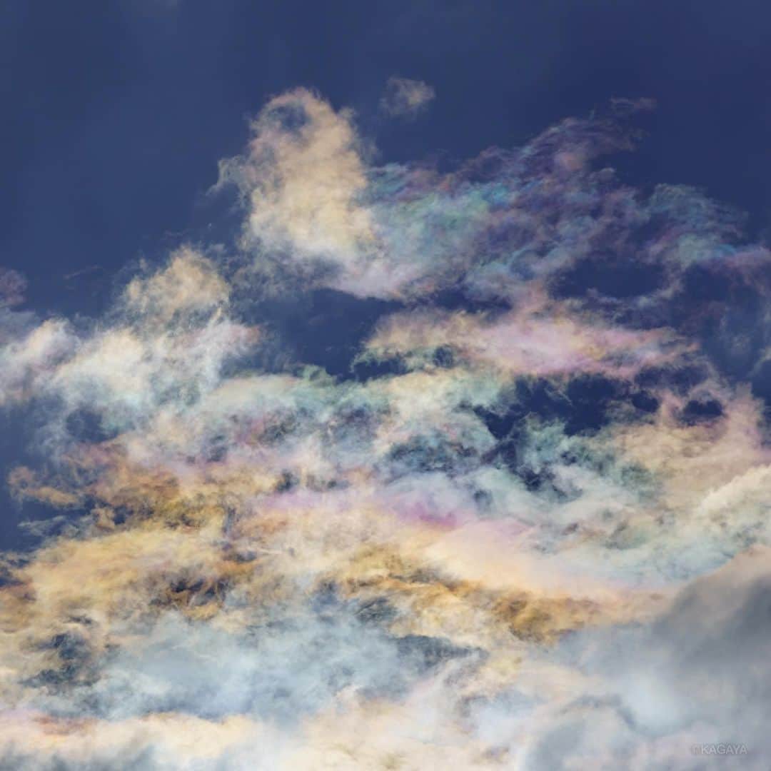KAGAYAさんのインスタグラム写真 - (KAGAYAInstagram)「雨上がりの空の色彩。 （本日東京にて撮影） 今日もお疲れさまでした。 #雲 #夕焼け」4月18日 20時45分 - kagaya11949