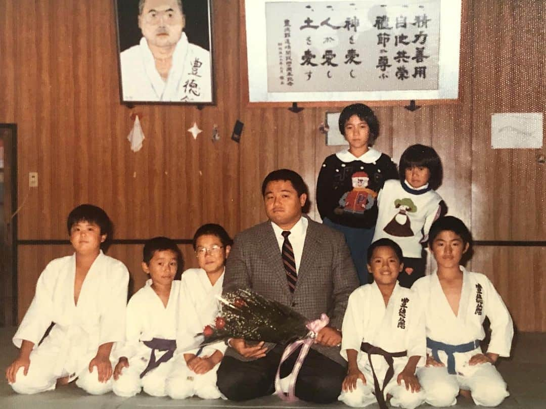 野村忠宏さんのインスタグラム写真 - (野村忠宏Instagram)「1984年ロサンゼルス五輪の後、山下泰裕選手が豊徳館野村柔道場を訪問してくれた。超一流選手に会えた時の喜びと興奮は今でもはっきり覚えてる🥋✨ Mr. Yamashita visited my grandfather's dojo after Los Angeles Olympics in 1984. I still remember clearly now that I felt happiness and exciting to meet him. #懐かしい写真 #山下泰裕 #先生 #最強 #公式戦203連勝 #ロス五輪 #柔道 #野村忠宏 #Yamashita #sensei #Judo #1984 #Olympics #gold #respect #Nomura」4月18日 20時50分 - nomura60kg