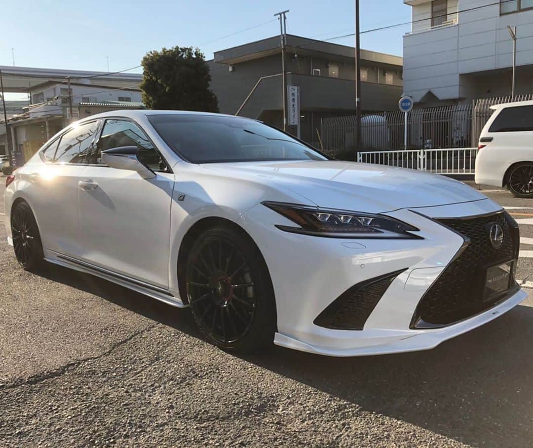 のインスタグラム：「Lexus ES F SPORT  Bodykit：Artisanspirits/// Sportsline blacklabel #artisanspirits  #lexus #lexuses #lexuses300 #lexuses300h  #レクサス #レクサスes #レクサスes300 #レクサスes300h #esfsport  #lxstnd #lexustuned #lexususa #evasivemotorsports #butlertire #ravspec #jworksunlimited #premierautowerkz #suvproject #kanooperformance #車庫小舗 #nigeljdmparts #トラウム  #car_life_staff #bondtokyo #bondosaka #advanced_auto_performance  #otto.auto.service #mr__lexus #jackspna」