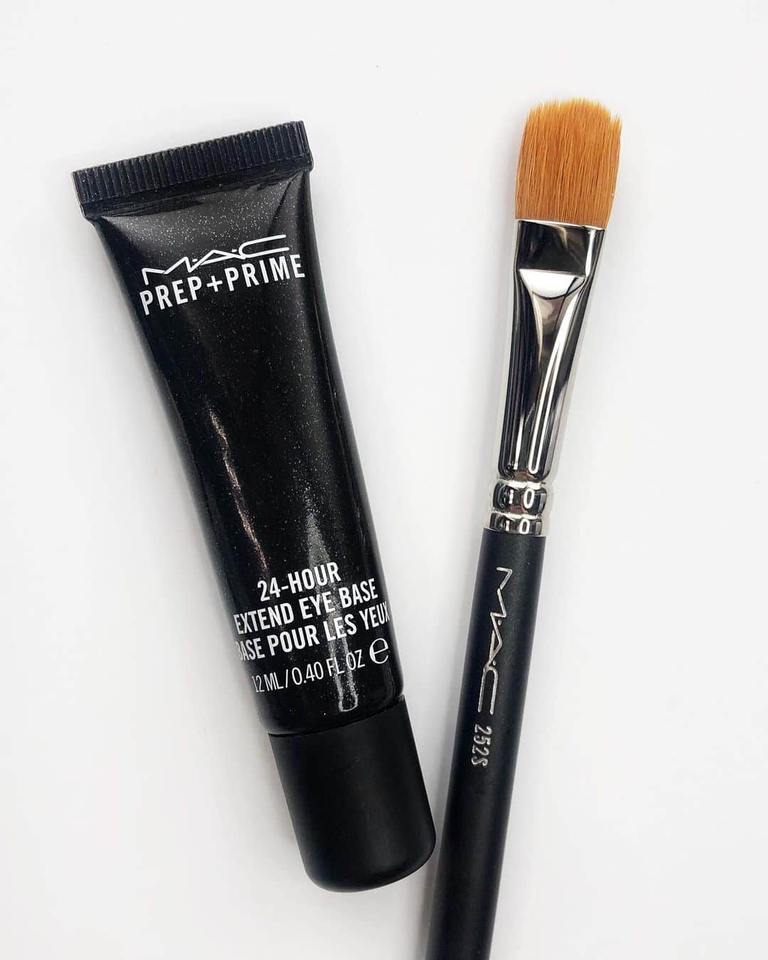 M∙A∙C Cosmetics Japanのインスタグラム：「ㅤ 皆さん、アイシャドウ下地は使っていますか？ 下地のありとなしでは、発色や色持ちに大きな差が✨ スワイプして違いを動画でチェック👉 ㅤ ↓↓使用製品↓↓ M·A·C プレップ プライム 24 アワー エクステンド アイ ベース # 252S ラージ シェーダー ブラシ パウダー キス アイシャドウ [デボーテッド トゥ チリ] ㅤ ㅤ 【公式オンラインショップ限定特典】 🆕4/29(水)23:59まで 8,250円(税込)以上ご購入でスプレータイプの化粧水、M·A·C プレップ プライム フィックス+ (30mL)をプレゼント *なくなり次第終了 ☑︎4/26(日) 23:59まで 全品送料無料 ☑︎初回ご購入のお客様へ10% OFFクーポンをプレゼント（クーポンコードwelcome） ㅤ ㅤ #MACCosmeticsJapan #MACCosmetics #MAC #MACコスメ #マックコスメ #コスメ #メイク #化粧品 #デパコス #コスメ部 #コスメ好き #コスメ好きさんと繋がりたい #メイク好きな人と繋がりたい #コスメ紹介 #おすすめコスメ #メイクブラシ #メイク動画 #化粧下地 #ベース #アイシャドウベース #アイシャドウ下地 #アイメイク #アイシャドウ #MACアイシャドウ #メイクツール #コスメマニア #メイクレッスン #美容 #makeup」
