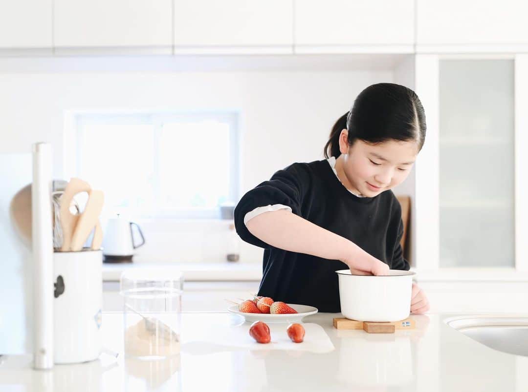 Rihoのインスタグラム：「おうち時間  娘と一緒にやってみたいことを楽しみながら1つずつ  いちご飴づくり  ちょっと失敗ㆀ  それもまた良し 笑」
