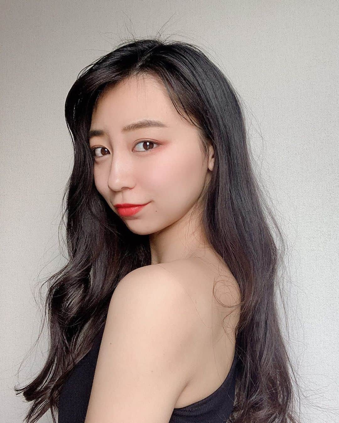 鈴木海那さんのインスタグラム写真 鈴木海那instagram ヘアメイク メイク メイクアップ オレンジメイク 赤リップ かきあげ前髪 かきあげバング ヘアアレンジ ヘアスタイル 黒髪 黒髪ロング ワンショルダー ワンショル Latina Selfie Makeup