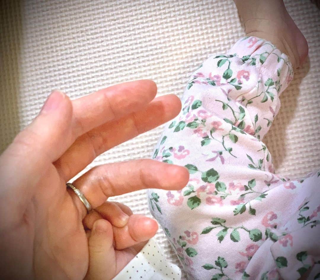 花田浩菜のインスタグラム：「むぎゅーーーーー✊！ . . #生後4ヶ月 にも関わらず、 指の色が変わるくらいむぎゅー！と全力で何でも握ってくれる😂、小さな娘のおてて👧愛おしい。。❤️ . . １週間前くらいにはじめて寝返りしてからは、気がつくとコロコロ転がってひょっ？と見つめてくる娘ちゃん。目が合うとニコニコおしゃべりしてくれるし、かつ息子より低めの声が可愛い😂😭 成長が早すぎて、泣いてても声小さいし笑、何してても可愛すぎて、、、大きくなるのが寂しい今日この頃。😭❤️ . . 最近のおうち時間はママ友や私のお友達とテレビ電話してたりすると、息子もお友達が映ると嬉しそうで❤️ 『〇〇くんママ、またお電話したいー📱』とふとした時にリクエストしてくるのでちょこちょこ電話タイムがあると私も凄〜く息抜きになってます🙌 2人育児、煮詰まるときは息子をつい叱りつけがちのオニババになってしまうから👹😭、人との交流ってとても大事だし今はほんと便利な世の中で感謝！な毎日です🙇‍♀️❤️ 手抜いて（強調）楽しくおうちで育児を楽しもう〜〜〜〜🤪と改めて心に念じる今日この頃。笑 . . #おうち時間 #おうち時間を楽しむ  #赤ちゃんのいる生活 #生後4ヶ月 #令和ベイビー #令和元年ベビー #12月生まれ #寝返り #女の子ママ #2歳差育児 #2歳差兄妹 #男の子ママ #成長記録 #育児 #親バカ部 #ig_oyabakabu #mamagirl #stayhome #happy #happydays」