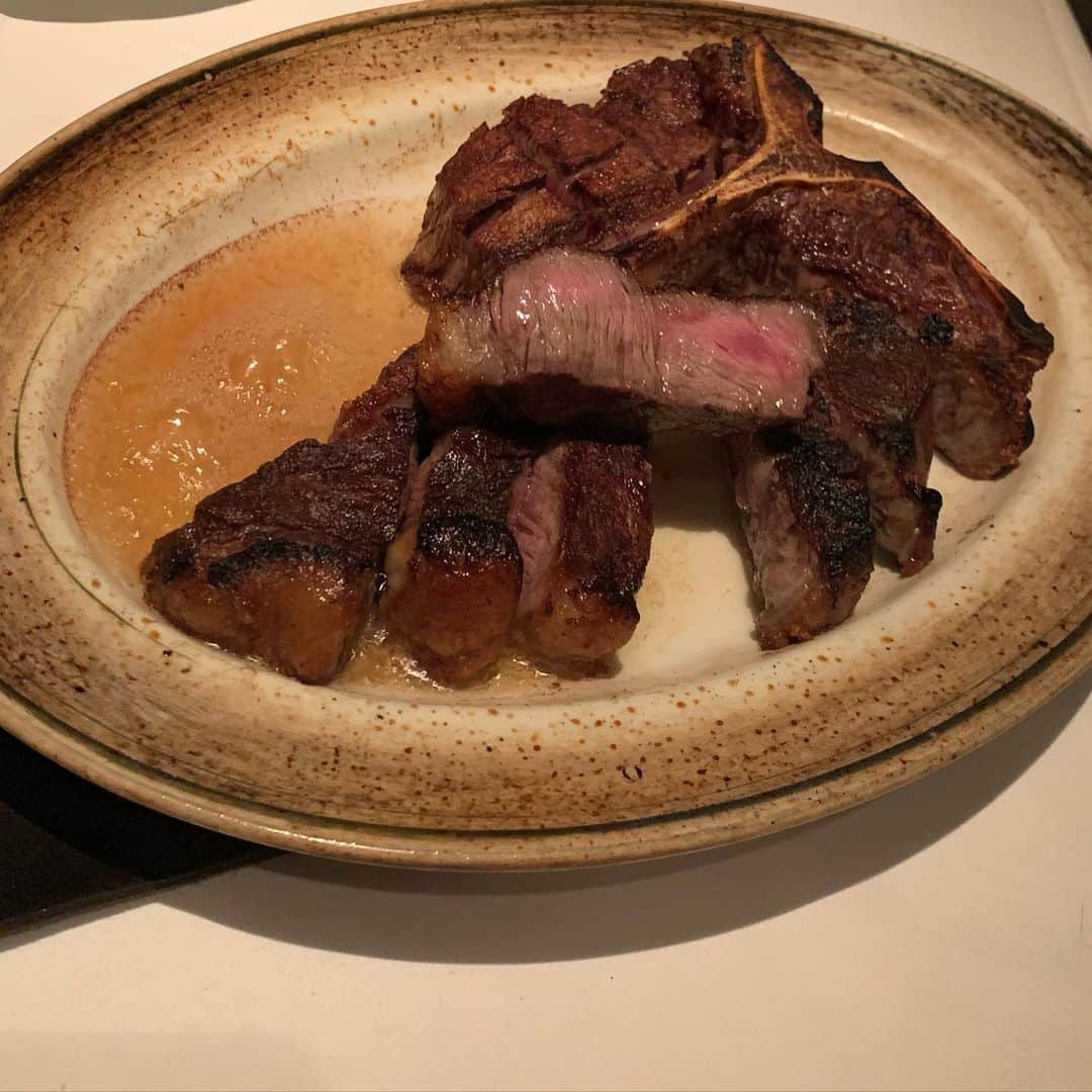 のインスタグラム：「あーーー肉が食べたい。。。。 うまいステーーーキ食べたい😭  この写真はずいぶん前のもの、、、。 肉。😭🍖 #おうち時間 #昔の写真を見返してばかり #肉タベタイ」