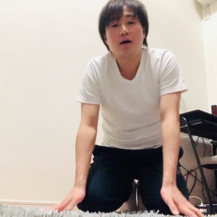 あつひろのインスタグラム：「#10pushupchallange  Twitterで #東大卒芸人 #山口おべん(@YamaguchiOBEN )から回ってきました💨  #声優 の #あつひろ (@atsuhiro0613)は 【#腕立て伏せ10回】×【#発声練習】  次は面白い人にバトンタッチ✋  #古東風太郎さん(テレ東D) @futarok7  #秋吉徹くん(声優/81プロデュース) @nRNmpm9KTzaQSiz #マサルコ(吉本坂46) @_masaruko_」