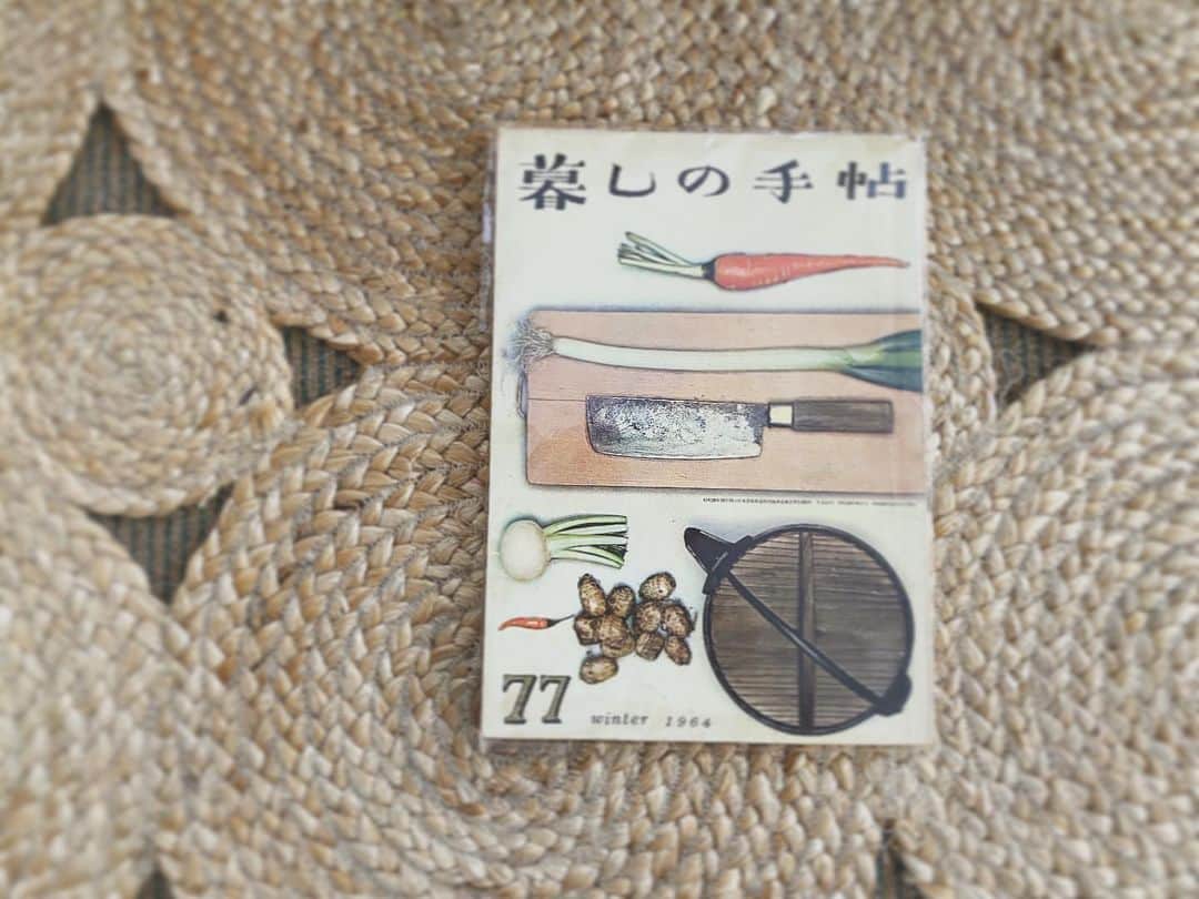 のインスタグラム：「. 【私の好きな料理本リレー】﻿ ﻿ リレー2連発ですいません。﻿ 今回は料理本リレーです。﻿ .﻿ @ryourinohon から始まった #料理本リレー、﻿ 色んな方のを楽しんで観てましたら、﻿ 私の本や連載など撮影してくださってる﻿ フォトグラファーの木寺紀雄さん  @noriokidera から、﻿ バトンが来た。リレー続きですいません。﻿ .﻿ 3冊のセレクトとのこと。﻿ 料理本とは言えない2冊を入れました。 お許しを。﻿ .﻿ ●1冊目は、”暮しの手帖／77号”﻿ 1964年発行。自分が生まれる前..﻿ １０年くらい前に初期の暮しの手帖を 集め出した。﻿特に好きなのは花森安治さん が手掛けた第１世紀といわれる時代の暮らしの 手帖の表紙たちが格別に素晴らしい。﻿ .﻿ 特にいいのは50号以降で、40号ー90号に 名作が多い。77号の表紙は料理を作りたいと 思う素晴らしい構成。 定例のページ”おそうざい十二ヶ月”は 必ず見るポイントの一つ。﻿ .﻿ 暮らしの手帖は今のレシピ本の基本を 作ったと云われている。写真を順番に載せて、 読者がわかりやすく作れる様にした 最初の本だそう。﻿ .﻿ 自分の仕事の基本、受け取る側に伝わる様にの 姿勢は﻿本当に暮らしの手帖の第一世紀から 学ばせて頂いたと言っても過言ではない。﻿ .﻿ 怪物、花森安治さんの暮らしや読者に 寄り添いきった妥協しない姿勢と美意識が 未だに新しさや斬新さを感じるばかりです。 .﻿ ＊古本屋さんで見つかります。﻿ 値段は状態で様々ですが、﻿ ジャケ買いしていいと思います。﻿ 中目黒のCOW BOOKさんは、﻿ タイミングで割りとあります。﻿ ﻿ ﻿ ●2冊目はジョージア・オキーフのレシピ本.﻿ ”A Painter”s Kitchen﻿ 　Recipes from the kitchen of  GEOGIA O’KEEFFE”﻿ .﻿ この本を手にした時から、いつかオキーフの﻿ キッチンを観にいきたくて、数年前にオキーフの﻿ ホームツアーに申し込み、サンタフェから １時間半、荒野の岩山の合間を走らせて、﻿ 行ったAbiqueのご自宅のツアー。﻿ 今でもあのキッチンを思い出してしまう。﻿ .﻿ この本は晩年のニューメキシコに住んだ時の﻿ オキーフが９０歳の時にアシスタントだった﻿ ２４歳のMargaret Woodという若い女性が 書いたオキーフ自身や使用人が作ってくれた﻿ レシピを思い出を共に綴っている。﻿ .﻿ 読み解くと、オキーフが大事にしていた﻿ Abiqueの家の大きなガーデンで育てた野菜や﻿ フルーツなど季節の移り変わりを感じながら﻿ シンプルな料理を大事にしていたことが窺える。﻿ 植物の精霊にも敬意を払い続けたそう。 .﻿ オキーフは自分で野菜を育て、 岡倉天心の茶の本を愛読し、 日々の暮らしの音や変化を楽しんだ事が窺える。﻿ ﻿ 印象深いのは最後のページのお茶のところ。﻿ 彼女がとてもその時間を大事にしていた事が﻿ うかがえる。﻿amazonなどで購入できます。﻿ ﻿ ●３冊目は、”食べているのは生きものだ” ﻿ 文・写真　森枝卓士﻿ ﻿ これは料理本とは少し違います。すいません。﻿ 脱線気味のセレクトで。。 .﻿ ただ今1番読んで頂きたい﻿ 食の写真絵本だな、、と思っています。﻿ 私はこの本の数ページ目で、﻿ 涙が止まりませんでした。﻿ .﻿ 私はまだまだ命を軽視していた自分が いたと﻿わかりました。﻿ .﻿ コロナは動物や自然界からの怒りと﻿ 言われています。人間が動物を軽視し、﻿ 傲慢に振る舞ってきたツケともいわれてます。﻿ .﻿ この本は命と意識と意志もある動物や魚など、﻿ 人間の凄まじく貪欲で傲慢な食欲の罪と﻿ 向き合える本だと思います。﻿ .﻿ 殺されて余らせて、フードロスまで﻿ 引き起こしてる私たちが今ちゃんと 必要な分だけ、﻿自然に手を合わせて、 ”いただきます”と﻿命に感謝して頭を 下げる気持ちで﻿食する姿勢を 問われてるんだと思います。﻿ .﻿ 七つの大罪の中に、大食とあります。﻿ もうグルメ気取って食べる時代ではなく、﻿ 命に手を合わせ命を体に取り込み無駄に﻿ させない生き方をする時代なのだと﻿ 感じるばかりです。﻿ .﻿ ＊福音館書店﻿ 定価1300円﻿ ＊著者の森枝卓士氏は、シェフで﻿ 食のプロデューサーでもある﻿ 森枝幹さんのお父様だそうです。﻿ ﻿ 次のバトンは、以前に私の連載なども﻿ 担当してくれ、SkyMarkの機内誌の編集、﻿ FRaUのSDGSの特集など手掛ける編集者の﻿ 熱田千鶴さん　@chee.zulu_atsuta へ、﻿ ﻿食いしん坊の熱田さんのセレクト、 楽しみです！ . 時間がある時に様々な本をみて、 作って家にいて、気持ちの揺らぎを ゆるやかに。未来に小さき希望を。 . #料理本リレー﻿」
