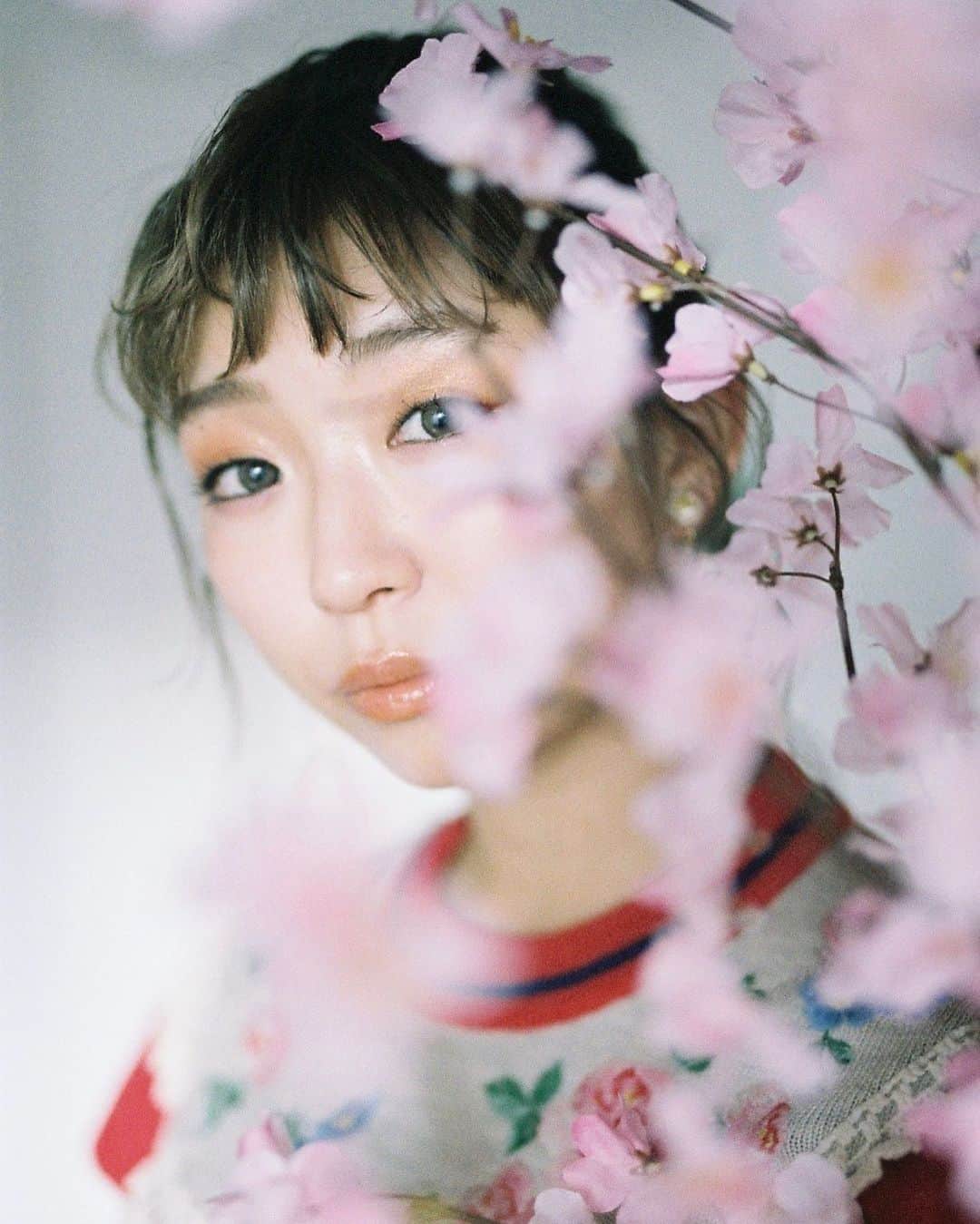 のインスタグラム：「今年桜をみたのはスタジオの造花だけかも🤦🏻‍♀️🌸」