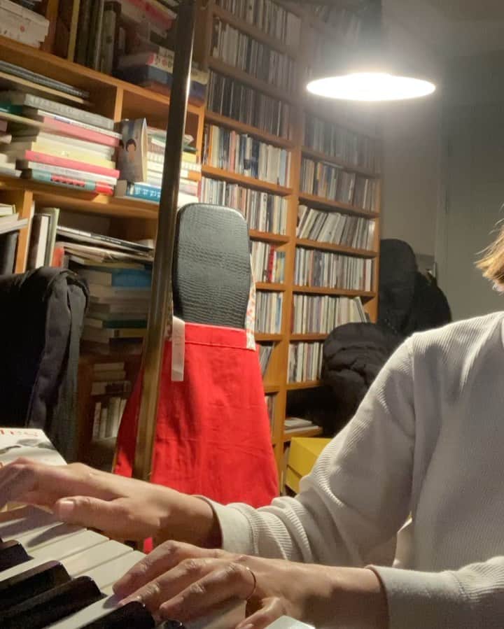 チャン・ユンジュのインスタグラム：「19살 처음 파리를 갔었을 때.  외롭고 무서운 나에게 매일밤 자장가가 되어주었던. 🌙🌈💛 #overtherainbow  #영화주디를보고 #무한반복중  #가장좋아하는곡  #오즈의마법사OST」