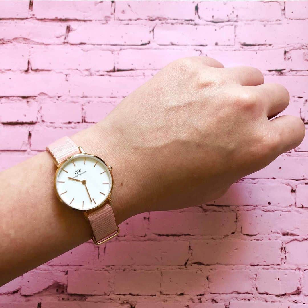 下平夏奈さんのインスタグラム写真 - (下平夏奈Instagram)「最近よくつけている ダニエルウェリントンの時計♩  小さめフェイスと桜カラーがお気に入り！ @danielwellington : : 時計をつけると お仕事スイッチがONになります☆ : : 今は必要最低限の外出は控えて、 過ごしていますが  おうち時間の中でも 学べること・出来ることがたくさん！！ : みなさんと会える日を楽しみに 今はレベルアップしていきます♩  今日も一日お疲れ様でした！ : : 【お得な情報をシェア】 ・4/20まで、フラワーシーズン限定ウォッチ期間限定販売！ ・サクラの限定ラッピング＆しおりは  公式WEBショップで数量限定です！ : ◽️クーポンコード → kana01 (有効期限 2020.5.20まで) ◽️公式サイトのURL → https://www.danielwellington.com/jp : : #ダニエルウェリントン  #pr #watch #timetoblossom  #オシャレさんと繋がりたい  #桜 #チェリーブロッサム  #cherryblossom #pink  #花柄 #シンプル #指輪 #ring  #sports #athlete #workout  #cap #denim #fashion  #fashiongram #下平夏奈  #photography #flower  #お花見 #ピクニック #お弁当  #アクセサリー #オシャレ #小物」4月18日 21時20分 - kana0412.sss