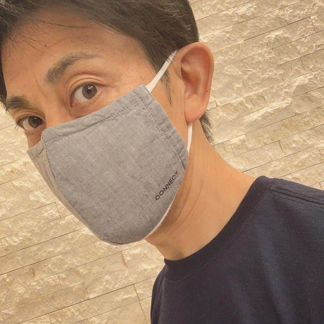 百瀬俊介のインスタグラム：「マスク不足から脱却したいよね！ いつまで続くのかマスクの品薄状態！ 朝からドラッグストア巡りしてもなかなか購入できない不織布の使い捨てマスク😷 であれば作っちゃおう！ということで友人に無理言って「CONNECT」オリジナルマスクを絶賛製造中！ 素材は綿100%、生地はオーガニックコットン で生産しています。 政府から配布されるマスクは一世帯2枚。 4人家族や5人家族の家庭はどうするんだって話ですわ！ 国に全ての責任を問うのではなく企業として個人としてできることをやれば良い！ まずはできることからやろうということでコネクトのスタッフ、家族分を配布し医療従事者に寄付し使い道もほぼ決まりました！ 納品まであと少し！ マスクがここまで必要になる世の中が来るなんて想像もしなかったけど少しでもマスク探しのストレスから解放、感染から守れたらと思います！ コネクトスタッフ、医療従事者の皆さま、お届けまでもう少しです。 お待ちくださいね！！ #マスク #洗えるマスク #オーガニックコットン  #マスク不足解消 #コロナに負けるな」