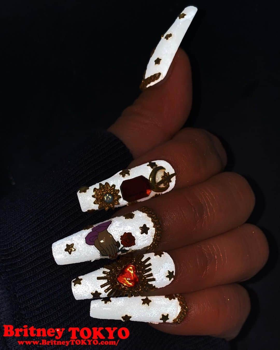 Britney TOKYOさんのインスタグラム写真 - (Britney TOKYOInstagram)「Reflective Nails💅🏻✨🌙 Slide and check Before and After  Custom press on Nail Tips Available 💌XOXO@BRITNEYTOKYO.com  #nailart #nails #fashion #art #Reflective #反射板 #ネイル #ネイルアート #反射板ネイル #britneytokyo  @tsumekira #nailgang #nailsticker」4月19日 8時10分 - britneytokyo