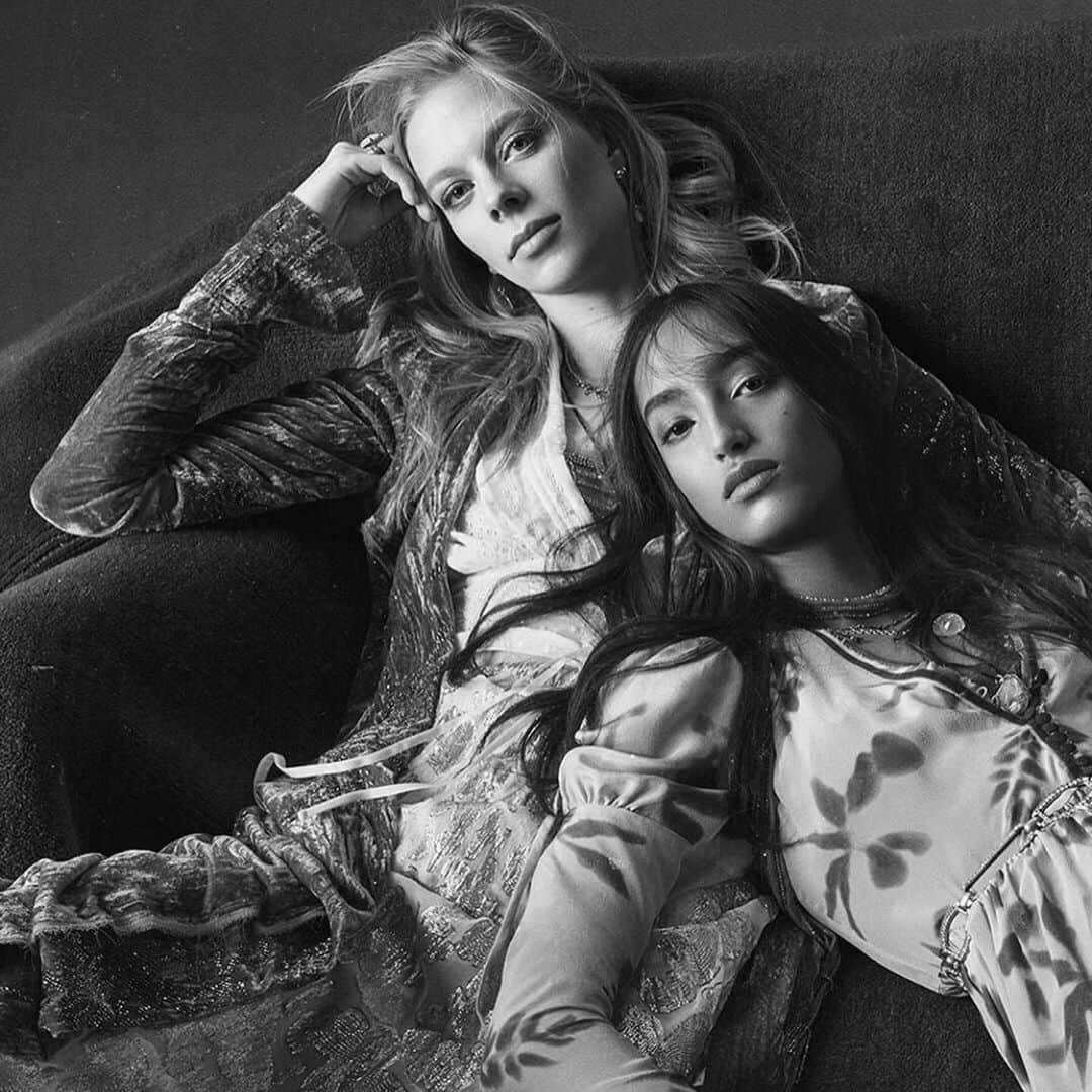 Lexi Bolingのインスタグラム：「Cuddling up for the New Zara campaign with these gorgeous ladies 🖤 By Steven Meisel, @fabienbaron, Karl Templer, @patmcgrathreal @guidopalau @ashleybrokaw @marta_o_p THANK YOU soo much!」
