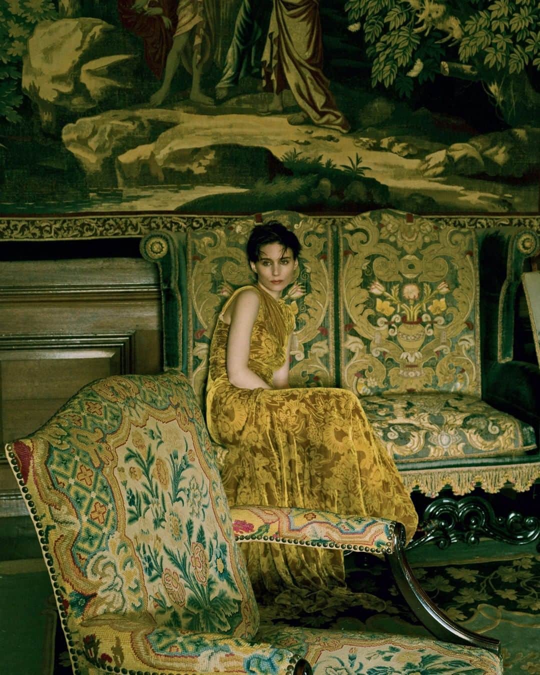 Vogueさんのインスタグラム写真 - (VogueInstagram)「Are you becoming one with your couch? Then @lolaarrivabene and @blusignorini may have created the fashion challenge for you, one that calls precisely for you to blend into your interiors. Tap the link in our bio for some of our favorite submissions, including some from our own fashion department. Photographed by @AnnieLeibovitz, Vogue, October 2017」4月19日 7時00分 - voguemagazine