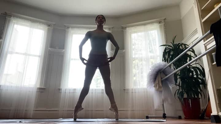 のインスタグラム：「Thank you @worldwide_ballet_class and @christopherstowell for a wonderful class!! ポイントワーク🩰　#shelterinplace  #ballet #ballerina #ballerinalife #happy #happiness #dance #art #幸せ #バレエ #バレリーナ #rehearsal #work #season #covid_19 #shelterinnplacelife #サンフランシスコ　#屋内避難生活 #quarantineworkout #homeworkout #class #socialdistance」