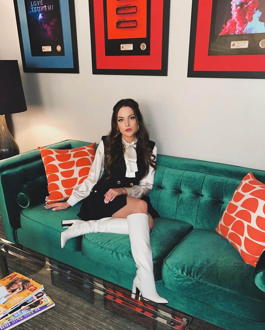 エリザベス・ギリースのインスタグラム：「I know I threw a lot of attention at the orange gown but...did we all like Fallon’s little 60’s schoolgirl outfit last night, too?🍊🍸」