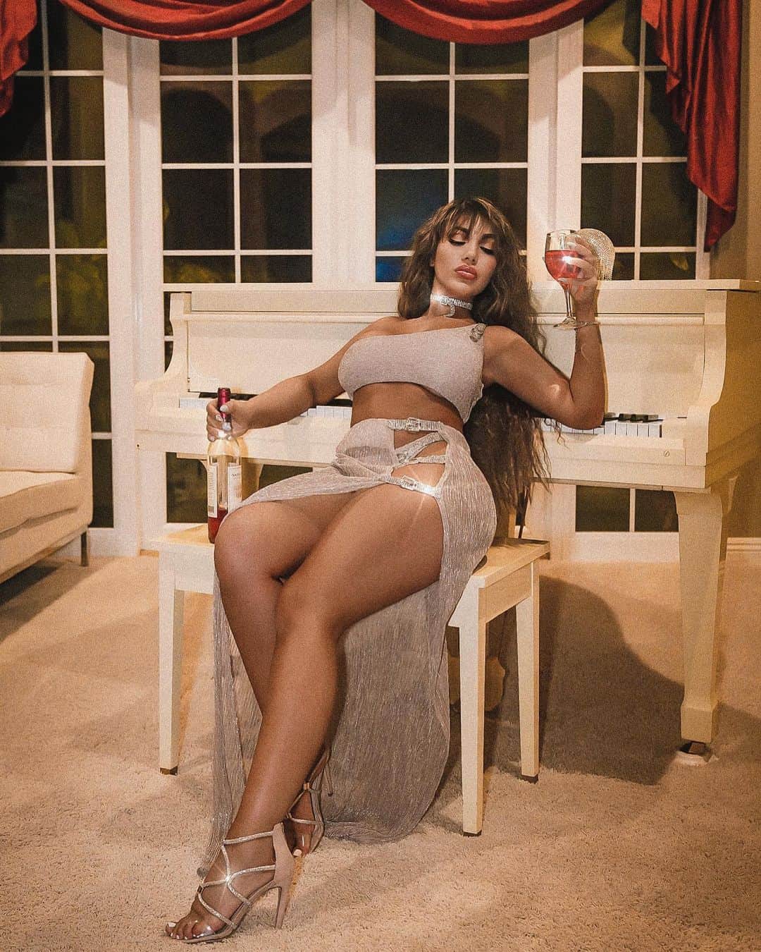 Aylen Aのインスタグラム：「@prettylittlething.. Day 3,532 of quarantine ...✨🤪🍷 Ad _ Search: “Pink Diamante Belt Asymmetric Bikini Top” “Pink Diamante Belt High Rise Bikini Bottoms” “Pink Metallic Buckle Detail Side Split Maxi Beach Skirt” “Silver Diamante Buckle Style Choker”」
