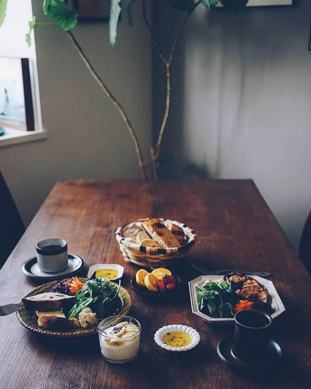 美紀のインスタグラム：「otoriyose breads morning 今週2つめのお取り寄せ Tさんイチオシのパン屋さん 湯河原にあるBREAD＆CIRCUS @breadandcircus  たっぷり野菜とフルーツに それぞれ好きなパンを選んで Happyモーニング  おまかせパンセットが とってもお得でおすすめ Tさんのパン熱も 日々上昇で嬉しい限り  FIGAROにも 今週のお取り寄せ綴ってます  みなさん、よいSUNDAYを  #stayhome  #otoriyose #BREADANDCIRCUS」