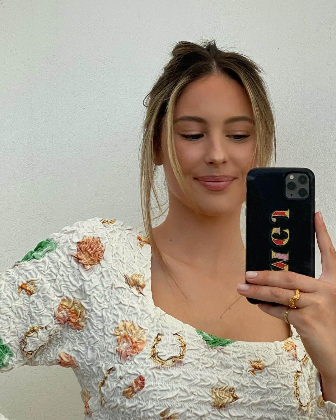 Mathilde Goehlerのインスタグラム：「I feel like this smiley 🥰」