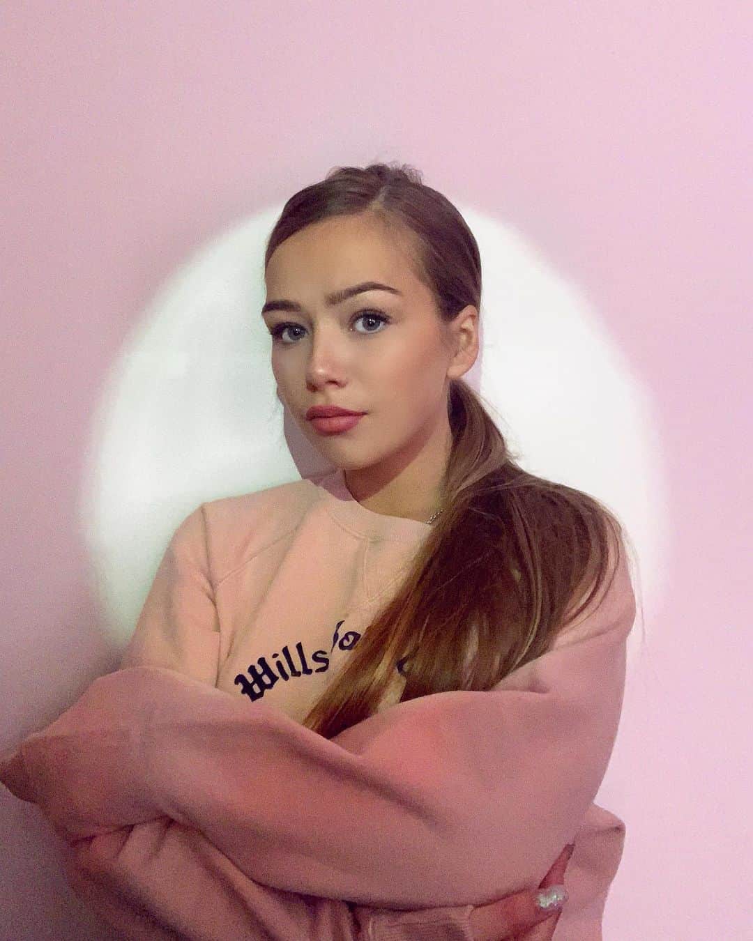 コニー・タルボットのインスタグラム：「I made a DIY spotlight lol, quarantine has got me trying all sorts 😛  Thank you @jackwills for my cosy hoodies💖」