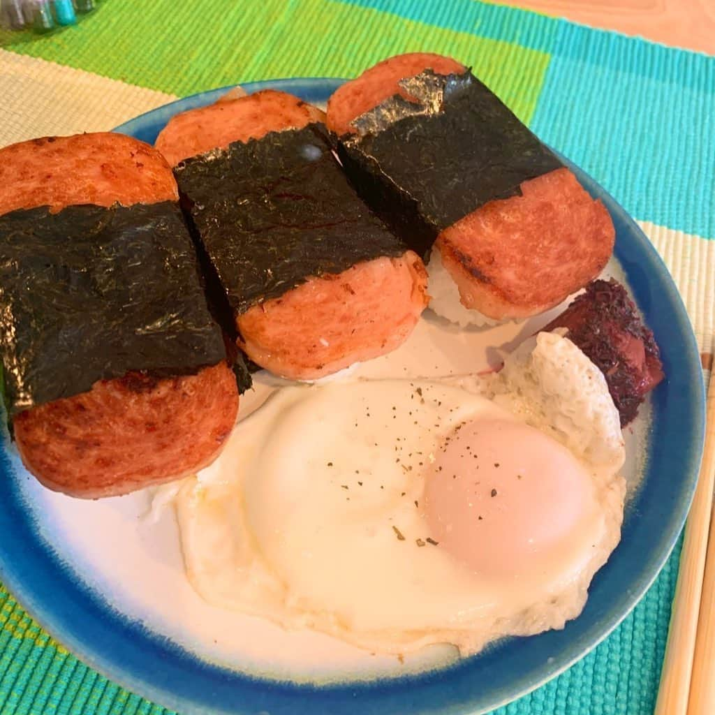 倉田茉美さんのインスタグラム写真 - (倉田茉美Instagram)「海苔使い切りました。 iPadと会話しながら生きてます。 映えない料理ってうまいよね (ま、これでも太陽光当てて加工してるけどね) ストーブ鍋きてから野菜料理は最高。 高いけど買う価値あるよ。  マグヌードルって知ってる？🐼🐶うますぎ」4月18日 23時49分 - sena_sayu122