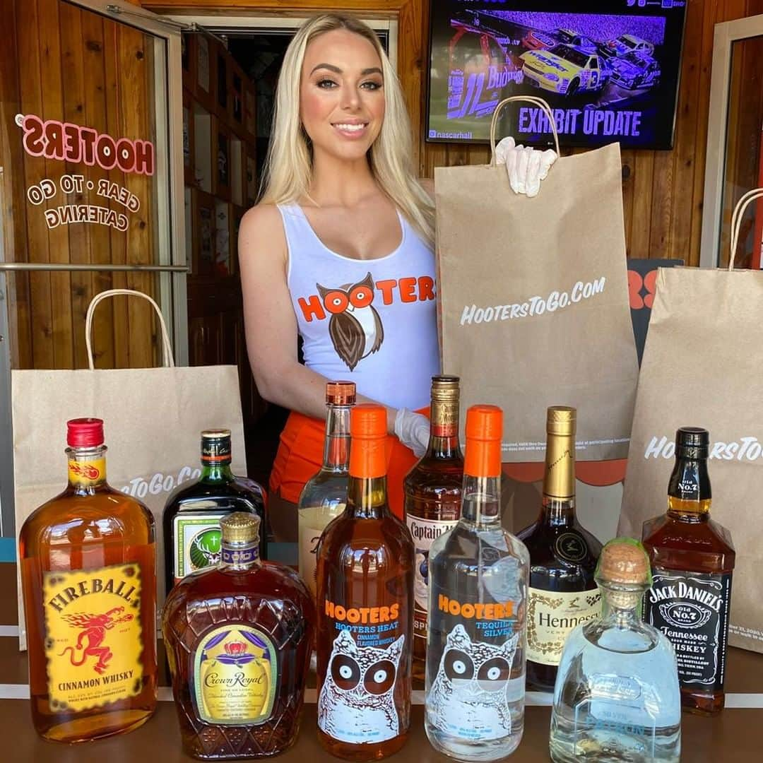 Hootersさんのインスタグラム写真 - (HootersInstagram)「Get your food & booze curbside! 🚗 Order via HootersToGo.com or on the Hooters app and use code GET10 for $10 off $30 or code GET15 for $15 off $50. *Valid at participating locations only. Cannot be combined with other offers.」4月19日 0時00分 - hooters