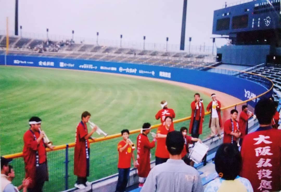 和田益典さんのインスタグラム写真 - (和田益典Instagram)「◆ 2004年 5月 . 松山坊っちゃんスタジアム。 . 当時、近鉄は大阪ドームオンリーで主催試合をしてたので、かなり貴重なホーム地方開催でしたよ。 . . 【1枚目】試合後二次会の模様。 全国から団員集結。 ここには全員は写ってないけど、結構な数が集まりましたよ。 皆熱い奴らでした。 . 【2枚目】試合中。 現役バリバリでんなー。 . 【3枚目おまけ】当時の愛車。 . W140 BENZロリンザーで愛媛まで行きましたよ。(この写真は以前に載せましたね) . . . #いにしえのわだます . #過去pic #過去 #過ぎ去りし時を求めて #近鉄 #近鉄バファローズ #バファローズ #大阪近鉄バファローズ #松山坊っちゃんスタジアム #愛媛 #球場 #法被 #大阪紅牛會 #大阪私設應援團 #応援団 #トランペット #ベンツ #野球応援 #trumpet #trumpeters #trumpeter #red #osakadeepredbulls #nostalgia #memory #2004 #osaka #mercedes #photostagram #戻らない過去 .」4月19日 0時06分 - masunori_wada