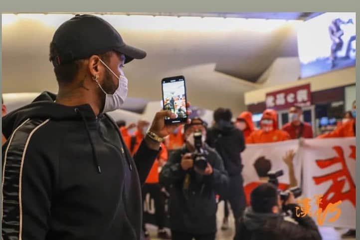 ラファエル・ダ・シルバさんのインスタグラム写真 - (ラファエル・ダ・シルバInstagram)「Deus abençoe e proteja essa minha volta a cidade de Wuhan e ao mundo que sofre com essa pandemia! #godblessus 🙏🏾」4月19日 0時25分 - rafasilva92