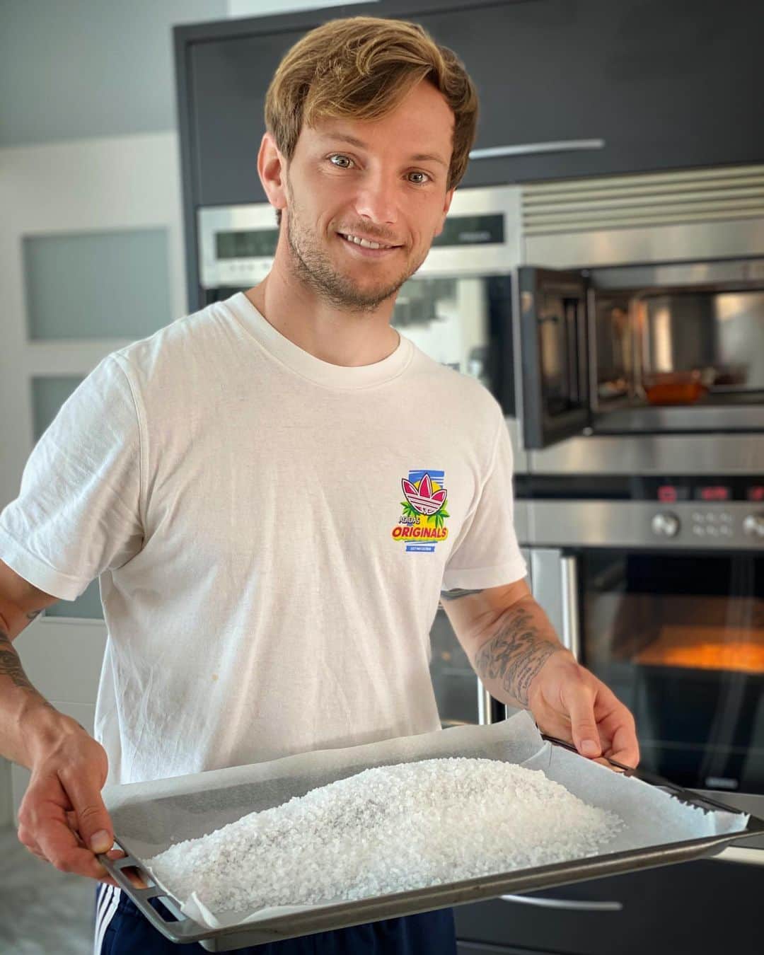 イヴァン・ラキティッチのインスタグラム：「Hoy me tocaba cocinar a mi 👨🏼‍🍳 🐟🔥#lubinaalasal🐟」