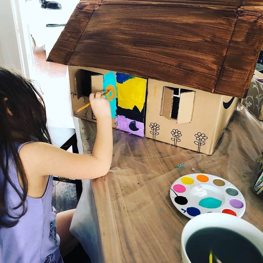 Amazonさんのインスタグラム写真 - (AmazonInstagram)「Inspiration can come from anywhere, even with boxes around your home. From box forts to cars, flowers and so much more - we love seeing some of the crafty ways families at home right now are using their imagination to create something #morethanabox 📦」4月19日 0時54分 - amazon