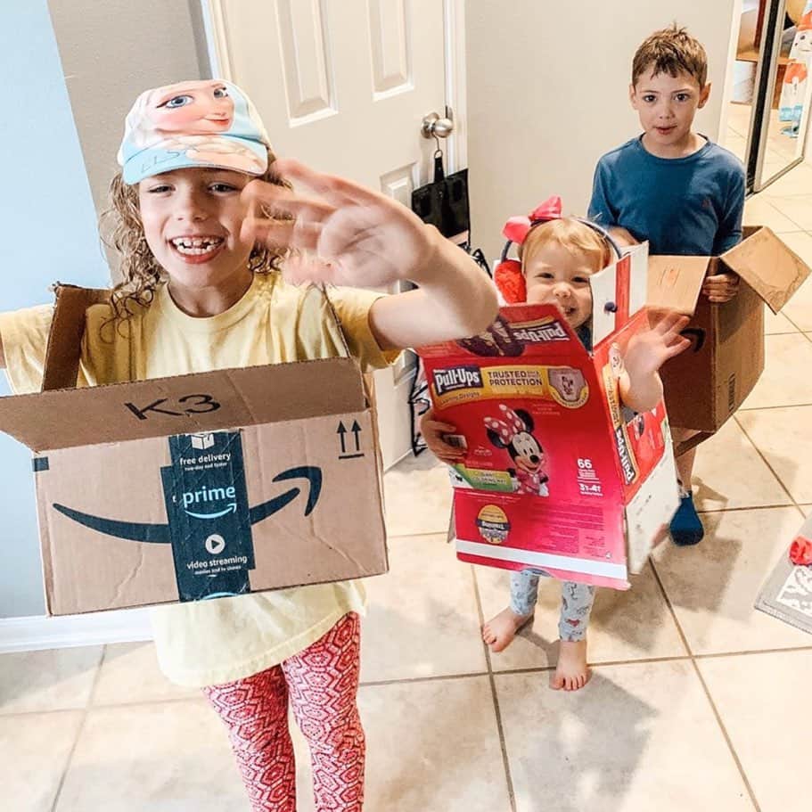 Amazonさんのインスタグラム写真 - (AmazonInstagram)「Inspiration can come from anywhere, even with boxes around your home. From box forts to cars, flowers and so much more - we love seeing some of the crafty ways families at home right now are using their imagination to create something #morethanabox 📦」4月19日 0時54分 - amazon