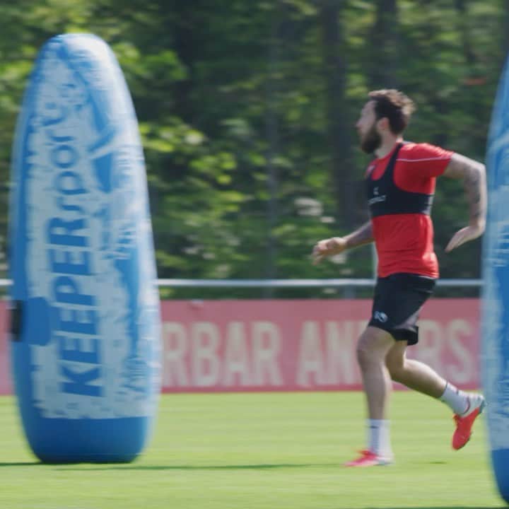 マルコ・ヘーガーのインスタグラム：「Viel Spaß im Torschusstraining bei Alt gegen Jung😍⚽️ @fckoeln  Ratet mal wer gewonnen hat😜?! Danke an FC-TV 💪🏻 #training #fun #enjoy #goal #challenge #jubel #old #team #effzeh #tv #cologne #blessed #positivevibes #score #mh6 #liebedeinestadt」