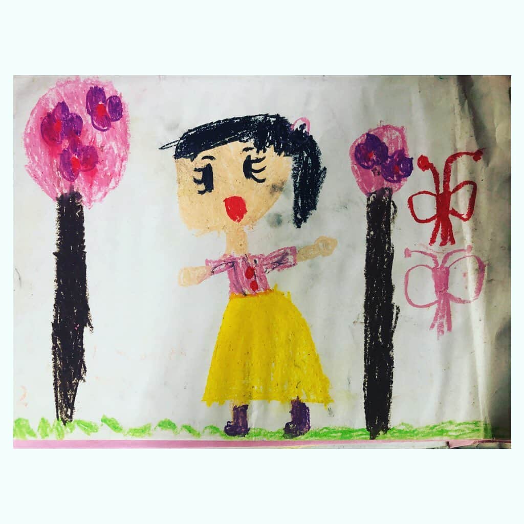 國分優香里のインスタグラム：「✩ 部屋を片付けていたら、幼稚園の時に描いた絵が出てきました😂 ✩ 2枚目の空飛んでるの何だろう…謎（笑） ✩ ✩ ✩ #大掃除全然終わらない😂　#まだ半分くらい　#画伯の絵　#この絵でお花見できた🌸　#運動会…かな？　#親の若かりし頃の写真とかも出てきて笑う　#ゴミもお宝も盛り沢山💨　#埃との戦い😵」