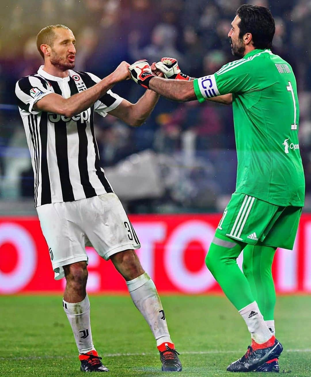 ポール・ポグバさんのインスタグラム写真 - (ポール・ポグバInstagram)「@gianluigibuffon e @giorgiochiellini rinnovano il proprio contratto! Prolungamento di un anno per #Buffon, sono due gli anni per il difensore toscano.  Approvate la scelta della società? Yes 👍 or No 👎#Juve」4月19日 1時06分 - juvefanpage