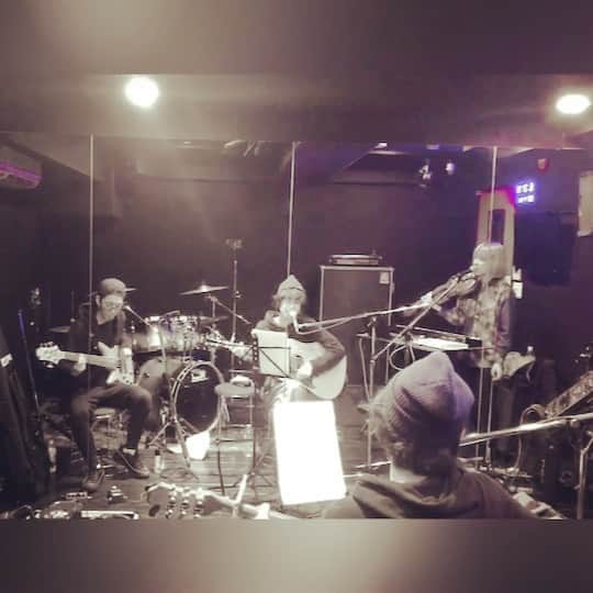 エンドウリョウのインスタグラム：「夜はモーション acoustic. #レルエ #アコースティック #acoustic」