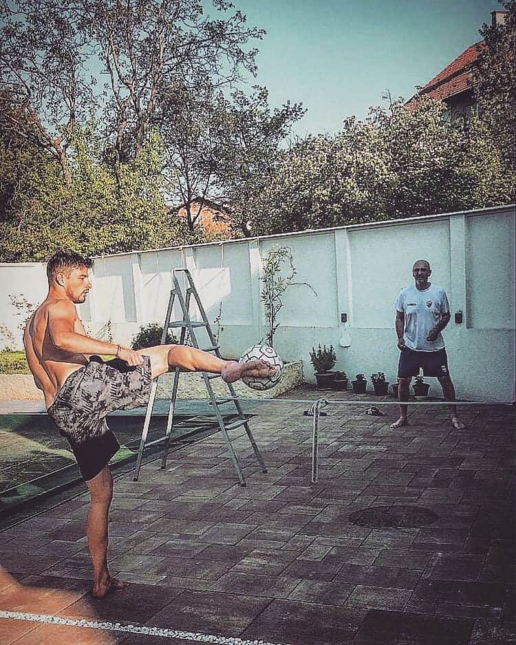 アレクサンドル・パンティッチのインスタグラム：「⚽️🎯🧑👴」