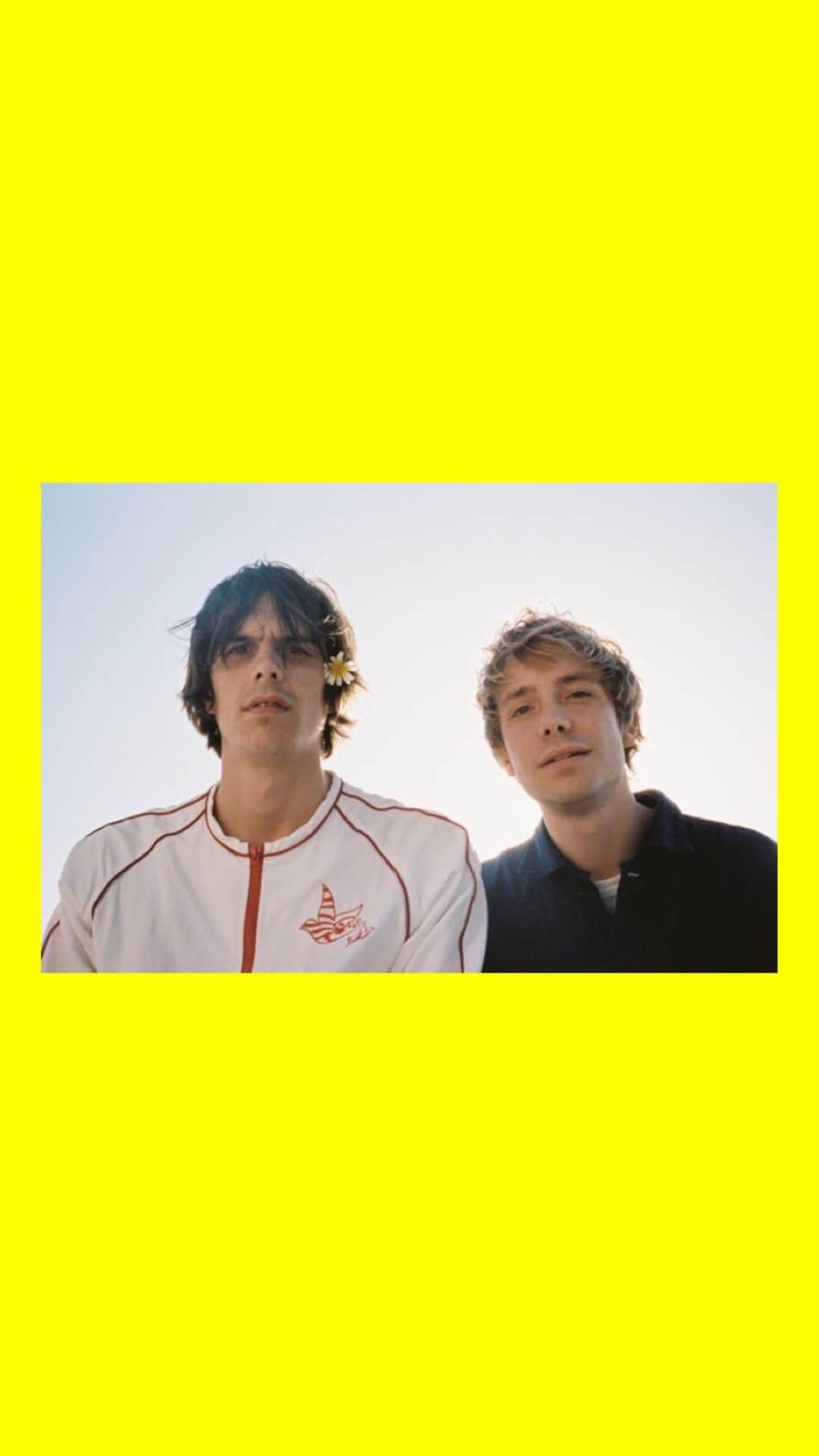 カロリーヌ・ド・メグレのインスタグラム：「OK, so I decided to post songs I like “from now” as well, let’s say..from the last 5 years, everyday. I don’t have the vinyls, but I still keep the same image ✌️ #SongFromNowCDM #OneSongADay」