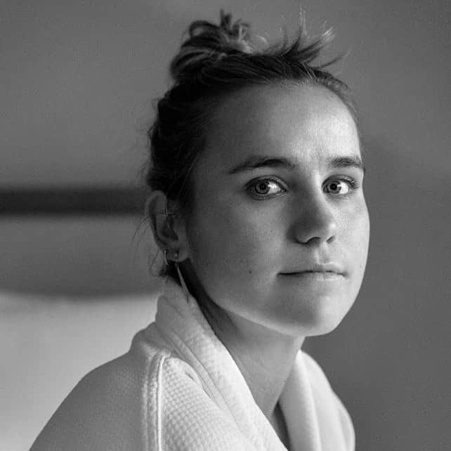 ソフィア・ケニンのインスタグラム：「WTA x Radka “That’s why I was really happy that Sofia Kenin let us come to her hotel. She was stranded, literally spending her day in the hotel. Her day was done. She was just in her room. She asked me what I should do? I asked her if she had a bathrobe, something super simple. Just be yourself. I just want to shoot you here, as you are” - Radka Leitmeritz #HerTrueSelf」
