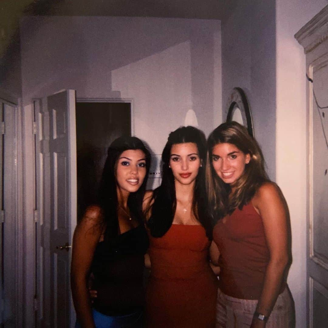 キム・カーダシアンさんのインスタグラム写真 - (キム・カーダシアンInstagram)「Happy Birthday @kourtneykardash I had to find some good throwbacks to celebrate you today! I remember these moments so vividly. I love your strong will to do whatever makes your soul happy, the love you have for you children and for being the best big sister. I couldn't be more thankful for our memories together. You pack a mean punch I love you so much and can’t wait until this is all over so we can celebrate together.」4月19日 1時52分 - kimkardashian