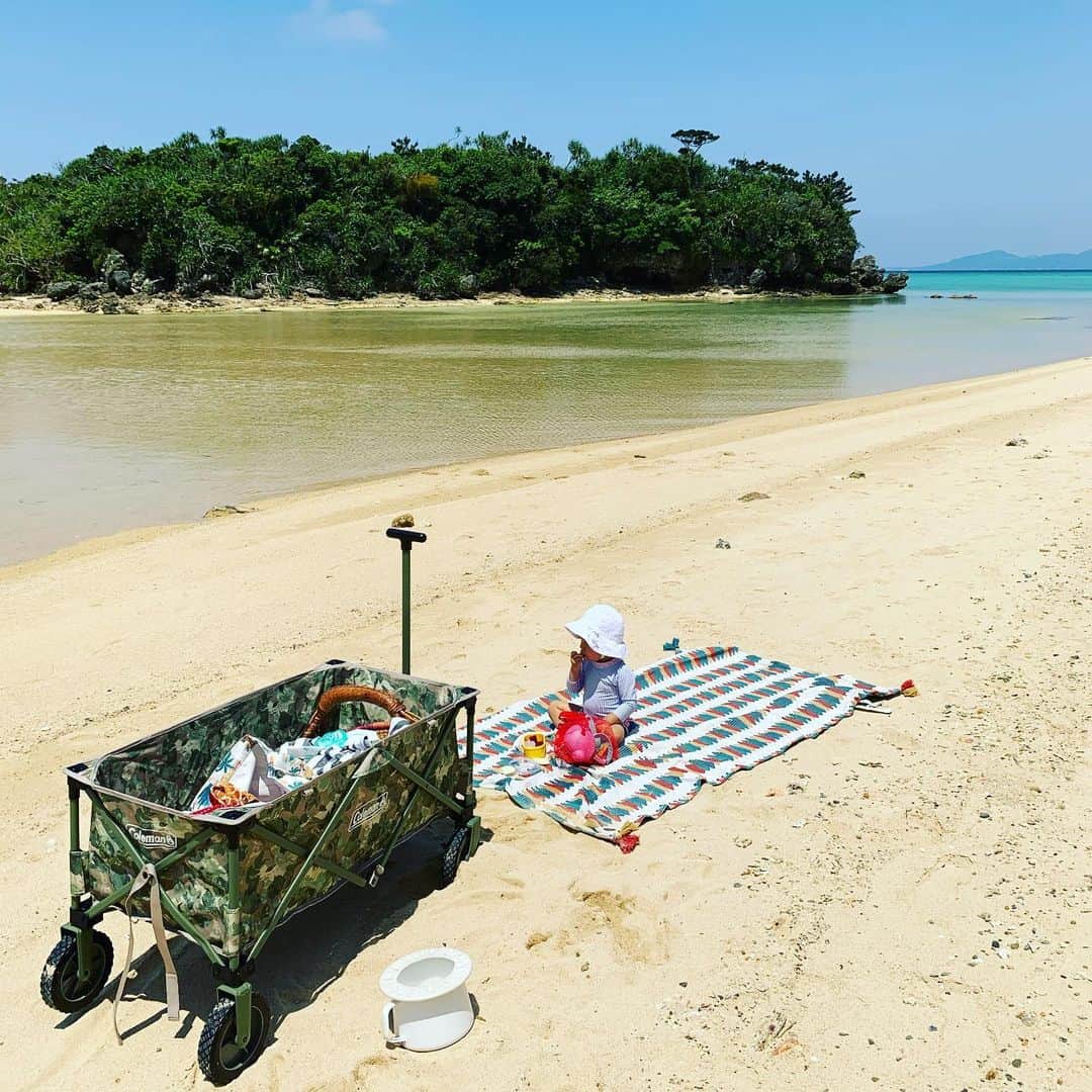 福本幸子さんのインスタグラム写真 - (福本幸子Instagram)「お弁当に持ってきた#ビーツ を無言で食らう小人と、誰もいないビーチで#ピクニック 🍙 What but picnic? on a sunny day! We’re lucky to have so many beaches to ourselves! #okinawa #beachlife #livewild #roxylife」4月19日 1時52分 - okinawajudy