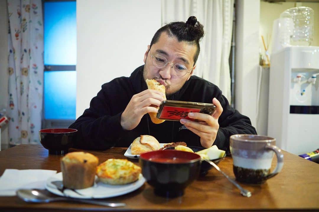 佐野円香さんのインスタグラム写真 - (佐野円香Instagram)「起きてる時間の殆どゲームしてるのに﻿ ご飯中もゲームに釘付けですか、そーですか﻿ ﻿ 私の作ったご飯なんて興味ないですよね﻿ 盛り付けとかね、ましてや彩りなんて興味ないですよね﻿😑 ﻿ ご飯食べながらコントローラー離さないくらいだもんね😇﻿ ﻿ 意外とちゃんと作ってるんですけどね🙁現実なんてこんなものよね🤷🏻‍♀️﻿ ﻿ 今日は75.6kg。…誤差かなこのまま増えていったらどうしよう﻿ ﻿ 先週作った自粛生活乗り切るためのチームウェアが届きました。自粛生活とはチーム戦なのよ！﻿ ﻿ 私のは赤です﻿ ﻿ ﻿ #dog﻿ #チワックス﻿ #まる﻿ #犬のいる生活﻿ #デッカイおじさんもいる生活﻿ #家族の定点観測」4月19日 1時57分 - madoka_sa